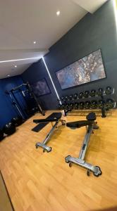 利雅德Elite Apartment 1的健身房,室内设有健身器材