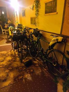 利托梅日采Pension Relax-Hvězdička的停在黄色建筑旁边的一群自行车