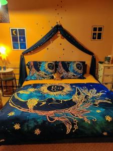 利托梅日采Pension Relax-Hvězdička的一间卧室配有一张带彩色床罩的床