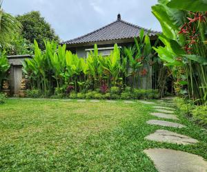 吉安雅Pinggala Villa Ubud的房屋前花园,有小径