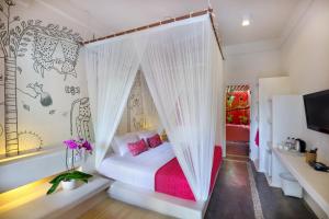 乌鲁瓦图PinkCoco Uluwatu - Constant Surprises - for Cool Adults Only的卧室配有白色床和粉红色枕头