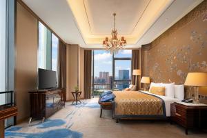 东莞东莞富力万达文华酒店的一间卧室设有一张大床和一个大窗户