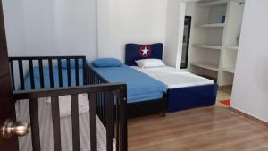 科韦尼亚斯Cabaña la isla的小卧室配有蓝色的床和盖子