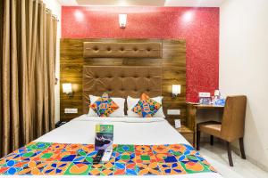孟买东安泰阿莫尔法布酒店的配有一张床和一张书桌的酒店客房