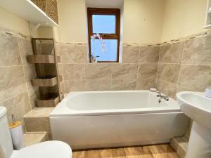Birdwell For Contractors的浴室配有白色浴缸和水槽