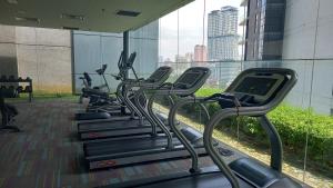 吉隆坡CUSHY DORM at KLCC的健身房里的一排跑步机