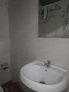 康提City View Hostel的浴室设有白色水槽和镜子