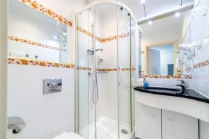 乌斯特龙Rezydencja Czantoria & Spa的带淋浴和盥洗盆的浴室