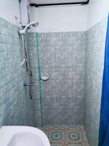 San NarcisoMope Beach Resort的带淋浴、卫生间和盥洗盆的浴室