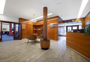 埃斯比约安斯伽酒店的办公室,带柱子和椅子的大堂