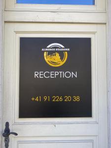 Roveredo车站旅馆的门上挂着阿尔伯克基的前台标志