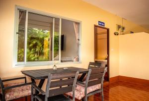 象岛Filou Studio Butterfly Pool Access 29 66的一间带桌椅和窗户的用餐室