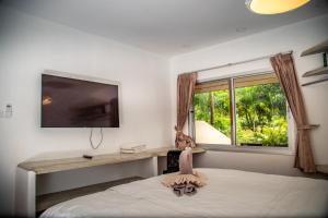 象岛Filou Studio Butterfly Pool Access 29 66的一间卧室设有一张床和一个大窗户