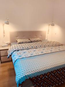 卢森堡Nice rooms in Beggen house - In Luxembourg city的卧室内的一张床位,上面有两盏灯
