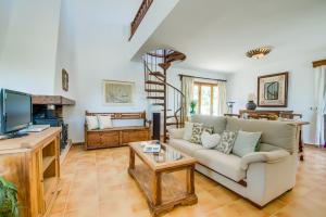 波连萨港Ideal Property Mallorca - Ca na Tonina的带沙发和电视的客厅