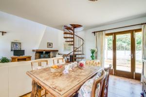 波连萨港Ideal Property Mallorca - Ca na Tonina的厨房以及带木桌和椅子的用餐室。