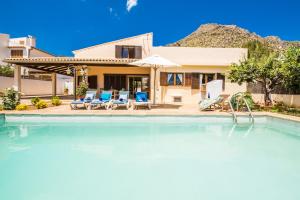 波连萨港Ideal Property Mallorca - Ca na Tonina的房屋前的游泳池