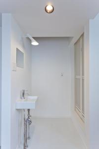 镰仓市CASA Kamakura Espresso&BED的白色的浴室设有水槽和门