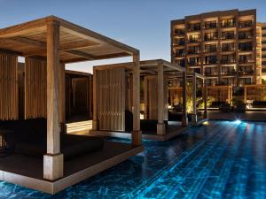 法里拉基Ammades All Suites Beach Hotel - Adults Only的 ⁇ 染酒店,带游泳池