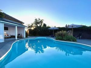 梅林布拉鹈鹕汽车旅馆的一座房子前面的蓝色海水游泳池