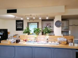 林道格吕贝尔旅馆的厨房配有带食物的柜台