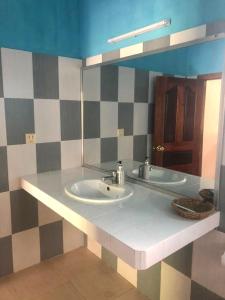 白马市阿特马兰度假村的一间带水槽和镜子的浴室