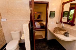 吉利阿尔塔曼瑟南住宿加早餐旅馆的一间带卫生间和水槽的浴室