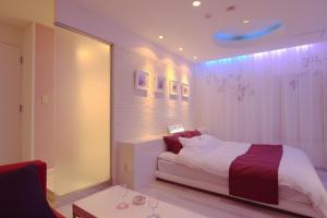 旭川旭川ホテルリップローズ-大人専用的一间卧室设有一张床和蓝色的天花板