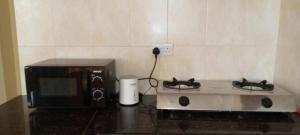 基利菲Alpha Homes的厨房配有微波炉和烤箱