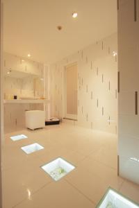旭川旭川ホテルリップローズ-大人専用的大房间拥有白色的墙壁和白色的地板