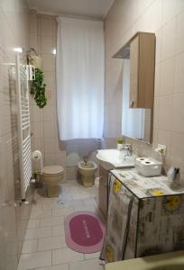 那不勒斯Il Dubbio ai Quartieri Spagnoli的浴室配有盥洗盆、卫生间和盥洗盆。