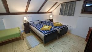 Chajdaloupka的一间卧室配有一张带两个黄色枕头的床