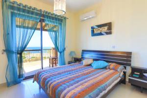 拉基Villa Arbanassi的一间卧室设有一张床,享有海景