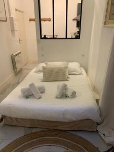 戛纳New Suite & SPA - Cannes Centre - Croisette的窗户客房内的一张床位