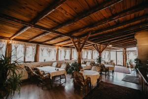 内夫谢希尔Prime Cappadocia Suites的餐厅设有木制天花板和桌椅