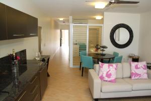 拉罗汤加莫阿纳沙滩别墅公寓的客厅配有白色的沙发和桌子