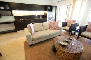拉罗汤加莫阿纳沙滩别墅公寓的客厅配有沙发和桌子