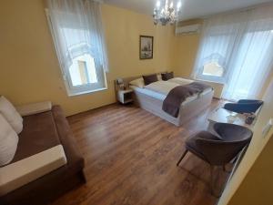 莫雄马扎尔古堡全景酒店的一间卧室配有一张床和一张沙发