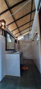 班柯木KOHMOOK THE SUN GREAT RESORT的一间带水槽和拱形天花板的浴室