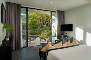 暹粒Eightfold Urban Resort的酒店客房设有一张床,享有庭院的景色