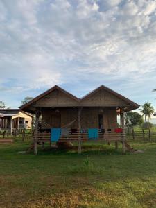 Muang KhôngVera Sunset homestay & bungalow的围栏下的小屋