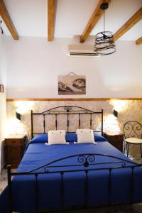 利帕里B&B Antico Palmento的卧室内的一张带两个枕头的蓝色床