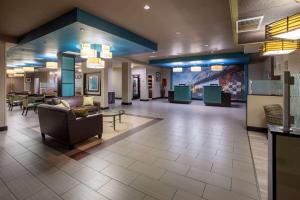 杜兰特La Quinta Inn & Suites by Wyndham Durant的医院的大厅,里面设有一张沙发和桌子