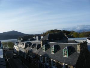 波特里The Caledonian的享有建筑的空中景致,设有窗户和屋顶