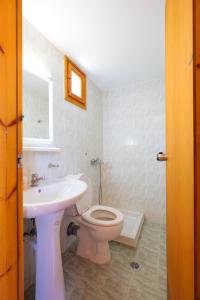 PreveliDionyssos Rooms Preveli Crete的一间带卫生间和水槽的浴室