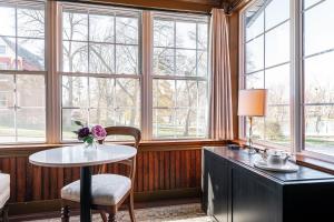 斯特拉福德Henry House - Lake Suite - An Arrivals Stay的客房设有桌子和窗户。