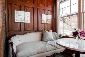 斯特拉福德Henry House - Lake Suite - An Arrivals Stay的客厅配有沙发和桌子