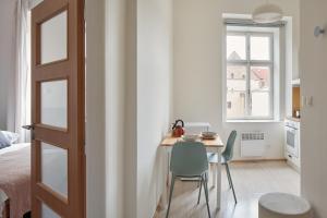 布拉格Modern Flat in Old Town by Prague Days的小厨房以及带桌椅的用餐室。