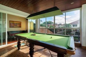 普吉镇Angel Pool Villa Phuket - SHA Exta Plus的带大窗户的客房内的台球桌