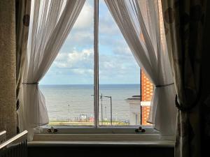 惠特比The Captain's Lodge accommodation的享有海景的开放式窗户